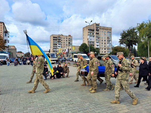 У Ковелі попрощалися з 33-річним морським піхотинцем Павлом Коломійчуком У Ковелі попрощалися з 33-річним морським піхотинцем Павлом Коломійчуком