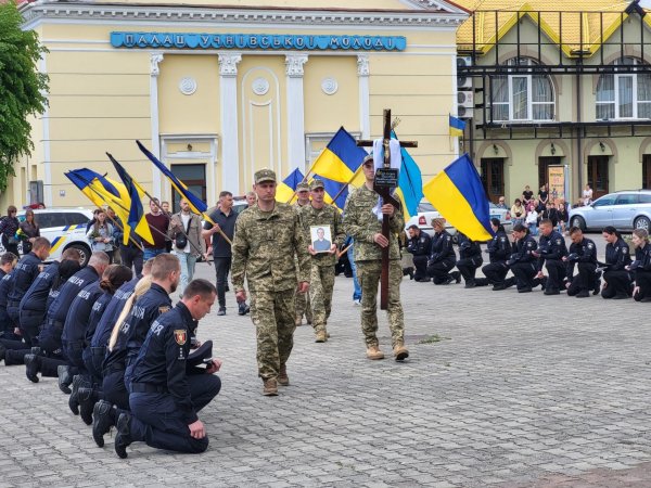 У Ковелі провели у Небесне військо 35-річного сержанта поліції Дмитра Сергієнка У Ковелі провели у Небесне військо 35-річного сержанта поліції Дмитра Сергієнка