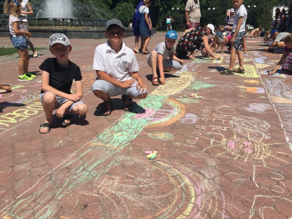 Юні ковельчани малювали рідне місто кольоровою крейдою ФОТО Юні ковельчани малювали рідне місто кольоровою крейдою ФОТО