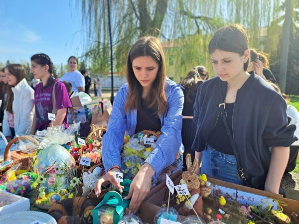 У Ковелі в парку Шевченка встановили Великодні композиції. Фото