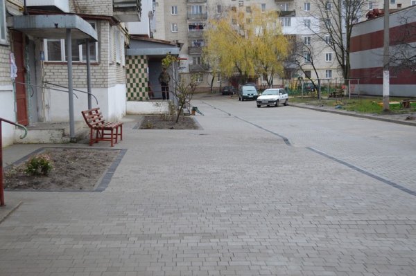 За посередництвом місцевої газети ковельчани подякували міській владі за відремонтовану прибудинкову територію За посередництвом місцевої газети ковельчани подякували міській владі за відремонтовану прибудинкову територію