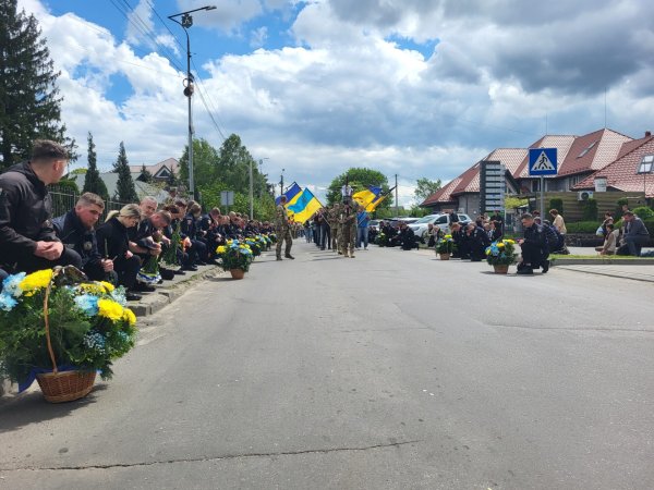 У Ковелі провели у Небесне військо 35-річного сержанта поліції Дмитра Сергієнка У Ковелі провели у Небесне військо 35-річного сержанта поліції Дмитра Сергієнка