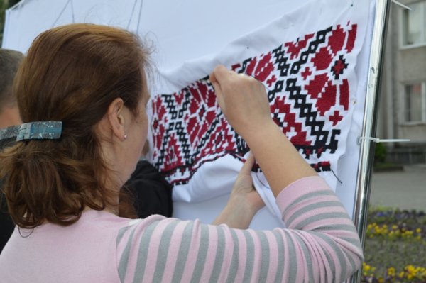 У день вишиванки ковельчани оздоблювали велетенську сорочку для Кобзаря У день вишиванки ковельчани оздоблювали велетенську сорочку для Кобзаря