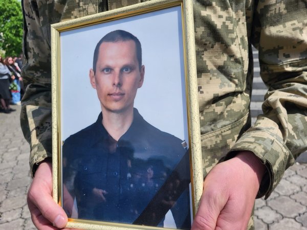 У Ковелі провели у Небесне військо 35-річного сержанта поліції Дмитра Сергієнка У Ковелі провели у Небесне військо 35-річного сержанта поліції Дмитра Сергієнка