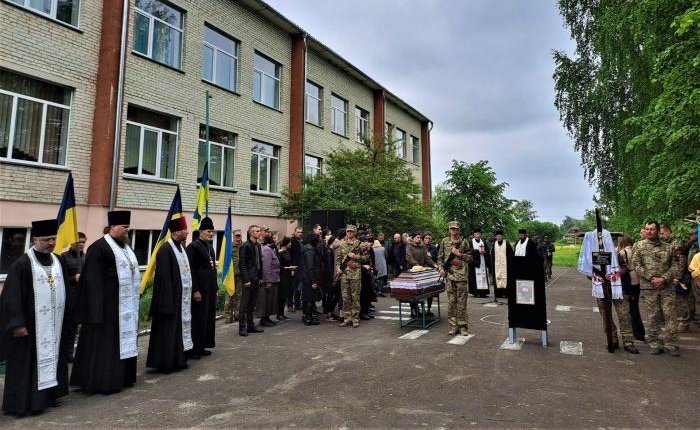 У Тойкутському ліцеї прощальний шкільний дзвінок прозвучав для полеглого випускника, воїна Романа Абрамчука