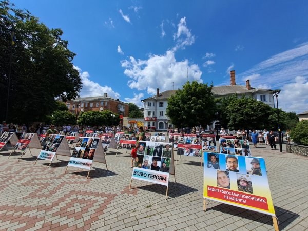 “Волю захисникам Маріуполя”: у Ковелі відбулась фотовиставка на підтримку полонених військових “Волю захисникам Маріуполя”: у Ковелі відбулась фотовиставка на підтримку полонених військових