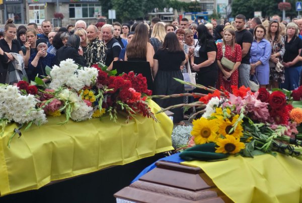 У Ковелі провели в останню земну дорогу військових побратимів: Юрія Лобанова та Юрія Кисляка У Ковелі провели в останню земну дорогу військових побратимів: Юрія Лобанова та Юрія Кисляка