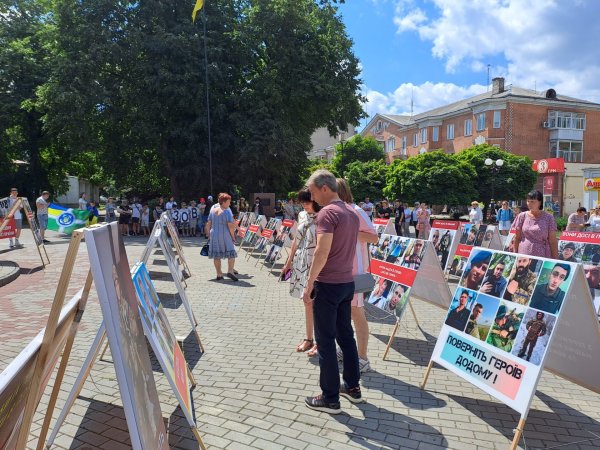 “Волю захисникам Маріуполя”: у Ковелі відбулась фотовиставка на підтримку полонених військових “Волю захисникам Маріуполя”: у Ковелі відбулась фотовиставка на підтримку полонених військових