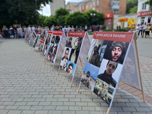 “Волю захисникам Маріуполя”: у Ковелі відбулась фотовиставка на підтримку полонених військових “Волю захисникам Маріуполя”: у Ковелі відбулась фотовиставка на підтримку полонених військових