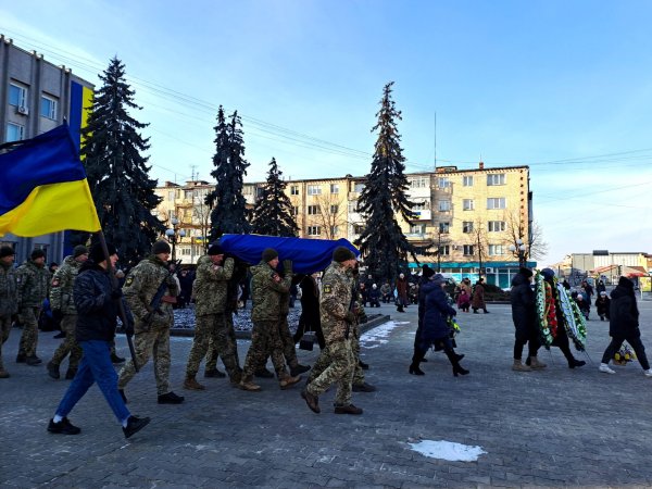 Остання шана Героєві: ковельчани попрощались з воїном Віталієм Гаранем Остання шана Героєві: ковельчани попрощались з воїном Віталієм Гаранем