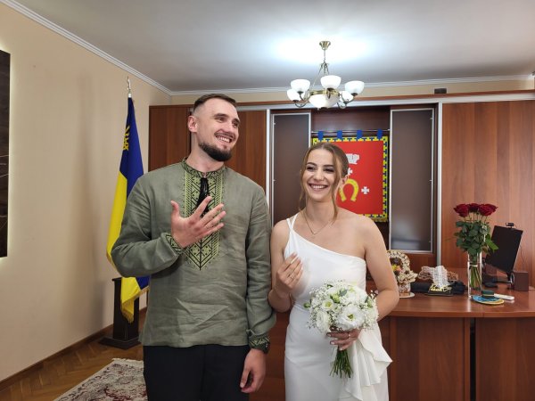 У ЦНАПі Ковеля військовий з коханою першими зареєстрували шлюб У ЦНАПі Ковеля військовий з коханою першими зареєстрували шлюб