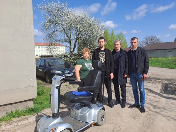 Військовослужбовцю, який отримав важке поранення на фронті, подарували електроскутер