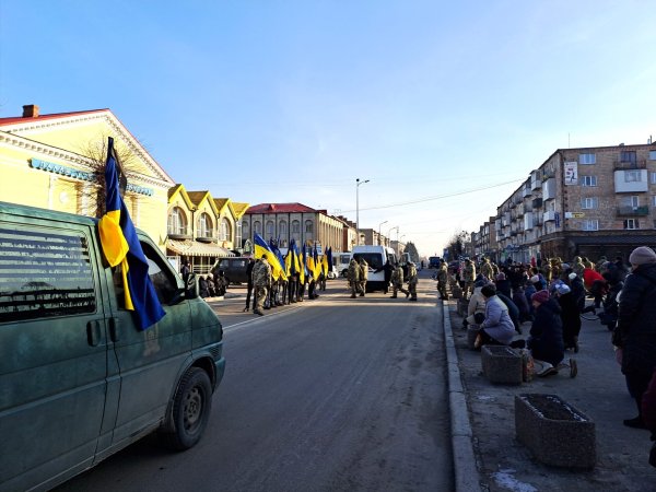 Остання шана Героєві: ковельчани попрощались з воїном Віталієм Гаранем Остання шана Героєві: ковельчани попрощались з воїном Віталієм Гаранем