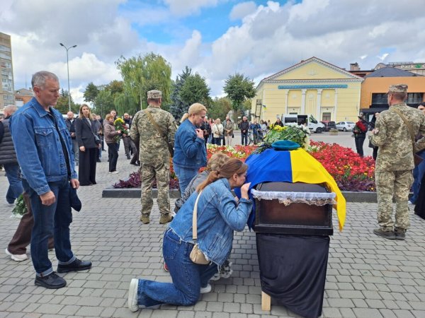 У Ковелі попрощалися з 33-річним морським піхотинцем Павлом Коломійчуком У Ковелі попрощалися з 33-річним морським піхотинцем Павлом Коломійчуком
