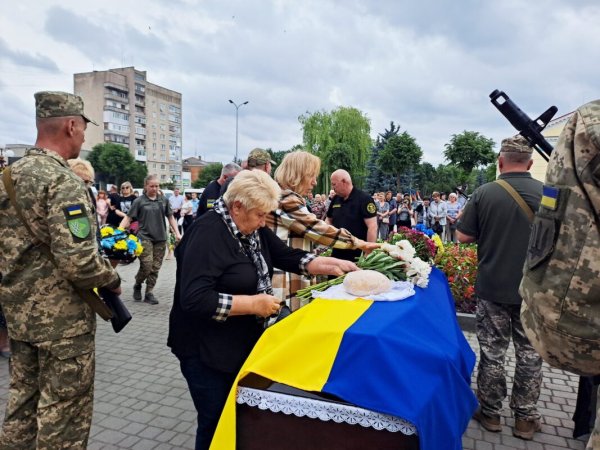 У Ковелі попрощалися із 27-річним старшим лейтенантом Артемом Кузьмичуком У Ковелі попрощалися із 27-річним старшим лейтенантом Артемом Кузьмичуком