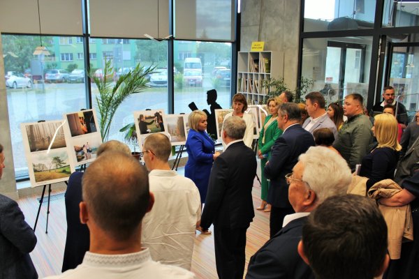 Виставку Максима Бурди “Два світи” відкрили у польському місті-партнері Ковеля Бжегу Дольному Виставку Максима Бурди “Два світи” відкрили у польському місті-партнері Ковеля Бжегу Дольному