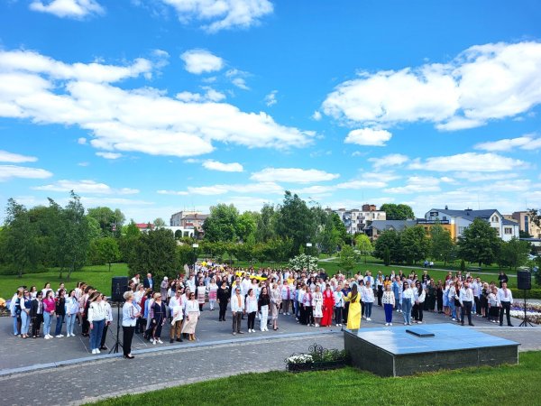 Біля пам’ятника Тарасу Шевченку у барвистих вишиванках мешканці міста створили назву «Ковель»
