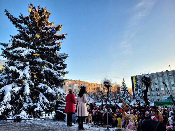У національних кольорах: у Ковелі урочисто відкрили головну ялинку громади