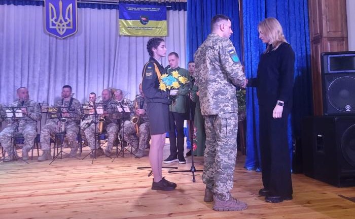 У Ковелі представники 14 ОМБр вручили пам’ятні відзнаки «Князівський хрест Героя «Навіки в строю» сім’ям загиблих побратимів