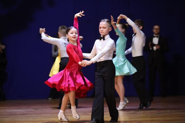 Танцюю для ЗСУ: у Ковелі вихованці спортивно-бального танцю «Модерн» на благодійному концерті зібрали кошти для взводу «Вовча зграя» Танцюю для ЗСУ: у Ковелі вихованці спортивно-бального танцю «Модерн» на благодійному концерті зібрали кошти для взводу «Вовча зграя»