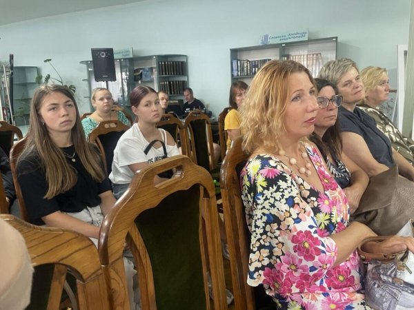 У Ковельській бібліотеці відбулася прем’єра моновистави «Світ без обличчя»