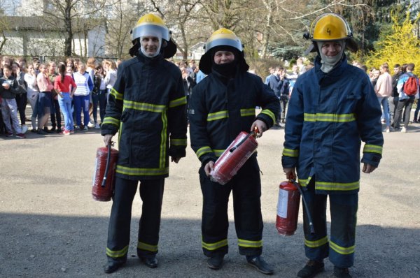 13 квітня за тривожним сигналом евакуювали учнів та педагогів ЗОШ №10 міста Ковеля ФОТО 13 квітня за тривожним сигналом евакуювали учнів та педагогів ЗОШ №10 міста Ковеля ФОТО