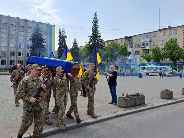 Назавжди в строю: ковельчани провели в останню земну дорогу молодого воїна Владислава Андрусика