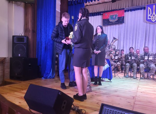 У Ковелі представники 14 ОМБр вручили пам’ятні відзнаки «Князівський хрест Героя «Навіки в строю» сім’ям загиблих побратимів