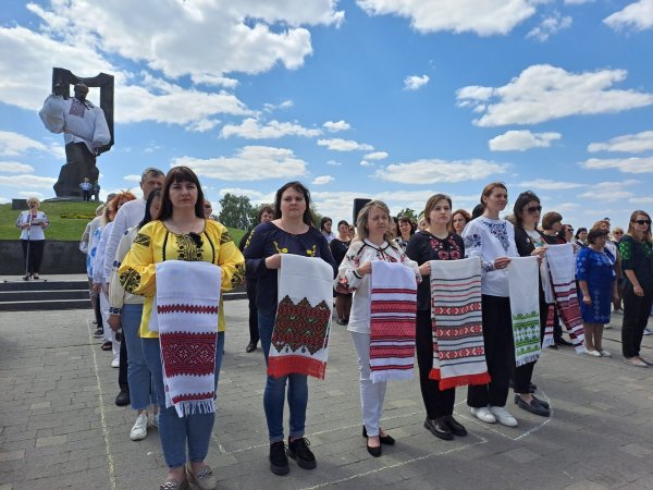 Біля пам’ятника Тарасу Шевченку у барвистих вишиванках мешканці міста створили назву «Ковель»