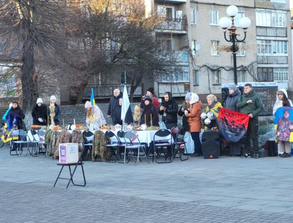 Порожні місця за різдвяним столом: у Ковелі вшанували тих, на кого чекають удома Порожні місця за різдвяним столом: у Ковелі вшанували тих, на кого чекають удома