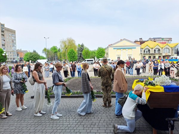 Назавжди в строю: ковельчани провели в останню земну дорогу молодого воїна Владислава Андрусика