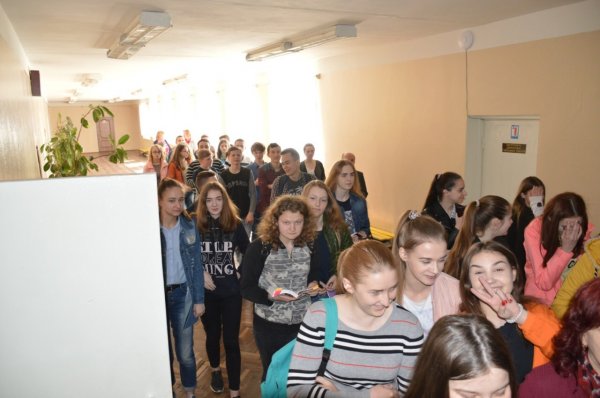 13 квітня за тривожним сигналом евакуювали учнів та педагогів ЗОШ №10 міста Ковеля ФОТО 13 квітня за тривожним сигналом евакуювали учнів та педагогів ЗОШ №10 міста Ковеля ФОТО