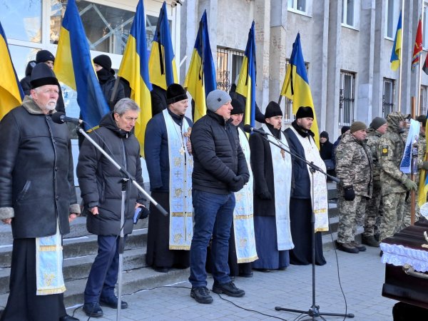 Остання шана Героєві: ковельчани попрощались з воїном Віталієм Гаранем Остання шана Героєві: ковельчани попрощались з воїном Віталієм Гаранем