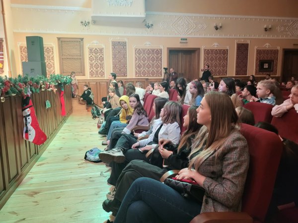 Нова вистава театру «10 ряд 10 місце» зібрала аншлаг в народному домі “Просвіта” Нова вистава театру «10 ряд 10 місце» зібрала аншлаг в народному домі “Просвіта”