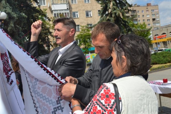 У день вишиванки ковельчани оздоблювали велетенську сорочку для Кобзаря У день вишиванки ковельчани оздоблювали велетенську сорочку для Кобзаря