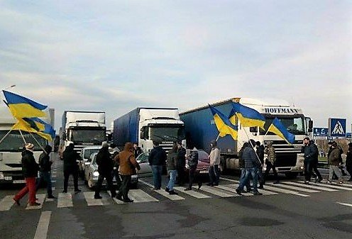 Протестувальників на "Ягодині" розігнали митники Протестувальників на "Ягодині" розігнали митники