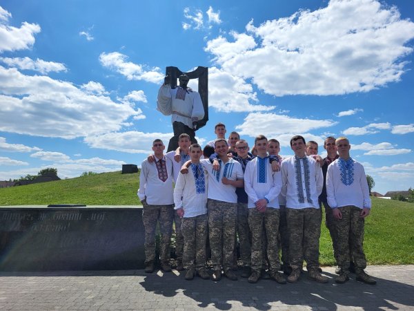 Біля пам’ятника Тарасу Шевченку у барвистих вишиванках мешканці міста створили назву «Ковель»