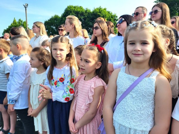 Це неймовірні моменти: для ковельських школярів пролунав останній дзвоник