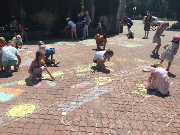 Юні ковельчани малювали рідне місто кольоровою крейдою ФОТО Юні ковельчани малювали рідне місто кольоровою крейдою ФОТО