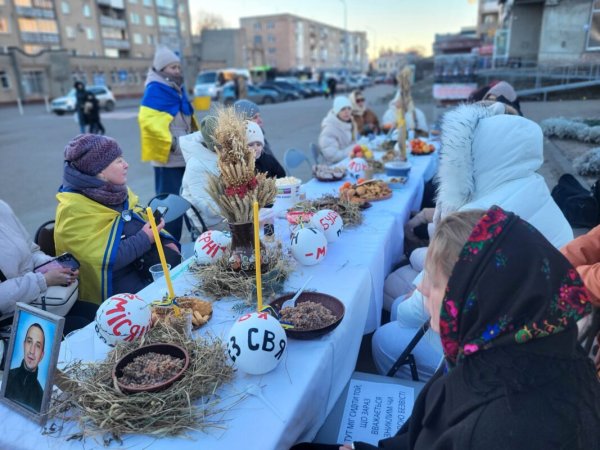 Порожні місця за різдвяним столом: у Ковелі вшанували тих, на кого чекають удома Порожні місця за різдвяним столом: у Ковелі вшанували тих, на кого чекають удома