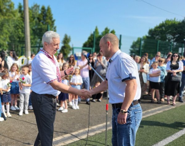 Це неймовірні моменти: для ковельських школярів пролунав останній дзвоник