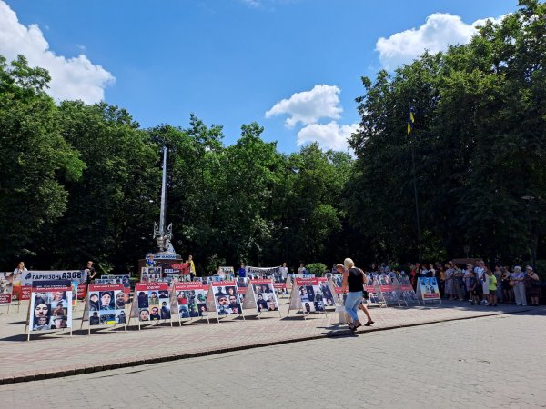“Волю захисникам Маріуполя”: у Ковелі відбулась фотовиставка на підтримку полонених військових “Волю захисникам Маріуполя”: у Ковелі відбулась фотовиставка на підтримку полонених військових