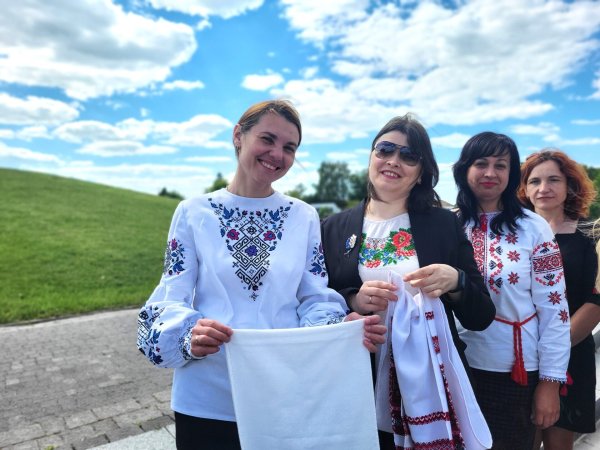 Біля пам’ятника Тарасу Шевченку у барвистих вишиванках мешканці міста створили назву «Ковель»