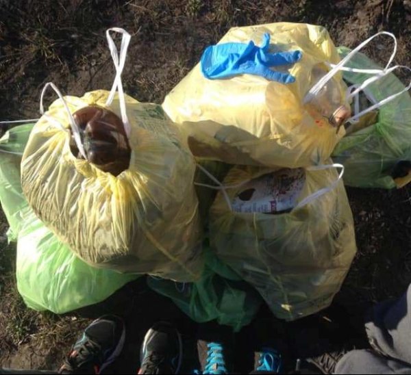 Небайдужі ковельчани під час ранкових пробіжок прибирають береги Турії від сміття Небайдужі ковельчани під час ранкових пробіжок прибирають береги Турії від сміття