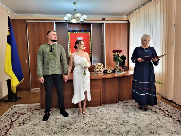 У ЦНАПі Ковеля військовий з коханою першими зареєстрували шлюб У ЦНАПі Ковеля військовий з коханою першими зареєстрували шлюб