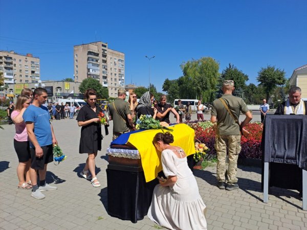 Ковельська громада попрощалася із Захисником Олександром Резванюком Ковельська громада попрощалася із Захисником Олександром Резванюком