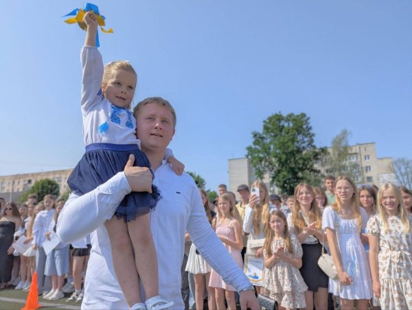 Це неймовірні моменти: для ковельських школярів пролунав останній дзвоник