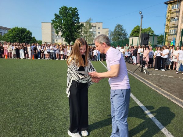 Це неймовірні моменти: для ковельських школярів пролунав останній дзвоник