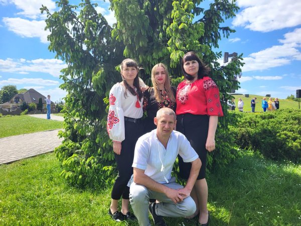 Біля пам’ятника Тарасу Шевченку у барвистих вишиванках мешканці міста створили назву «Ковель»